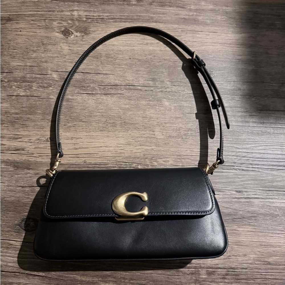 • Jet shoulder coach bag